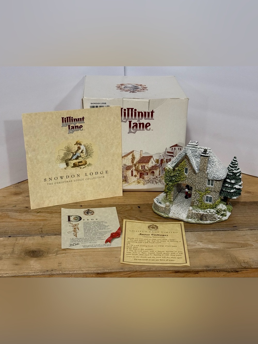 1994 Lilliput Lane Snowdon Lodge Christmas Cottage Boxed w Deed Retired English